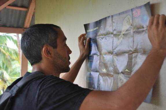 Examinando o mapa das Îles de Salut, na costa próxima à Kourou, na Guiana Francesa